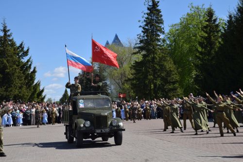 В Нурлате прошел Парад Победы: подвигу героев и память, и слава