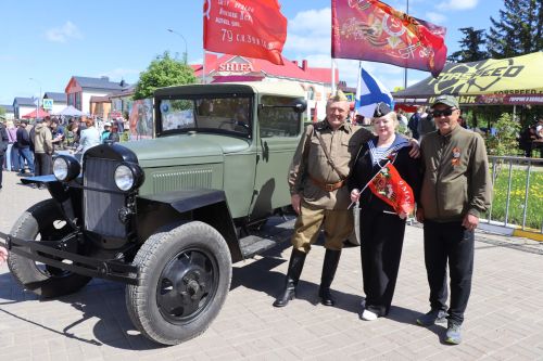 «Паровоз Победы» и лица героев: как в Нурлате отметили 9 Мая на центральной площади