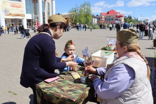 «Паровоз Победы» и лица героев: как в Нурлате отметили 9 Мая на центральной площади