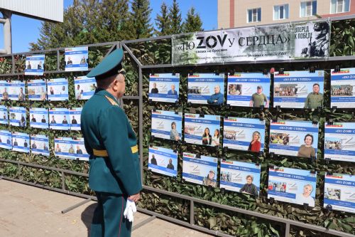«Паровоз Победы» и лица героев: как в Нурлате отметили 9 Мая на центральной площади