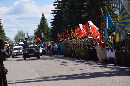 В Нурлате прошел Парад Победы: подвигу героев и память, и слава