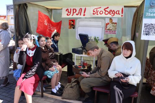 «Паровоз Победы» и лица героев: как в Нурлате отметили 9 Мая на центральной площади