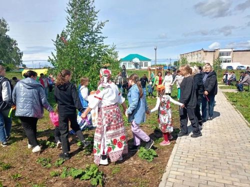 В Мамыкове звонко встретили Троицу и День села