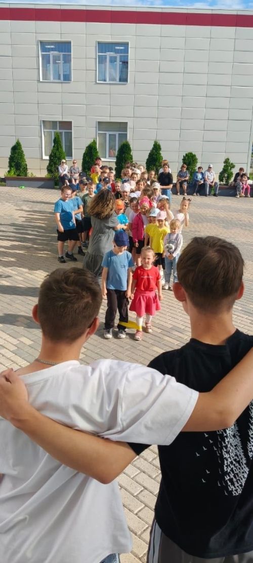 В Музыкальном сквере Нурлата спели и станцевали за Россию