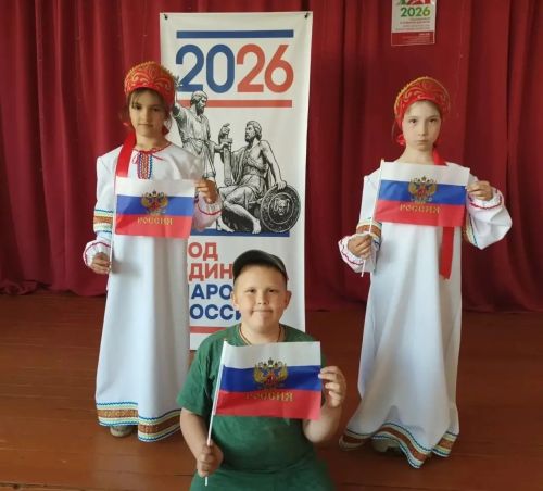 «С праздником, Россия!»: патриотический флешмоб объединил жителей Вишневой Поляны