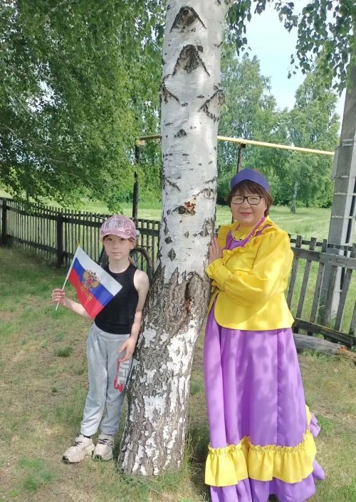 «С праздником, Россия!»: патриотический флешмоб объединил жителей Вишневой Поляны