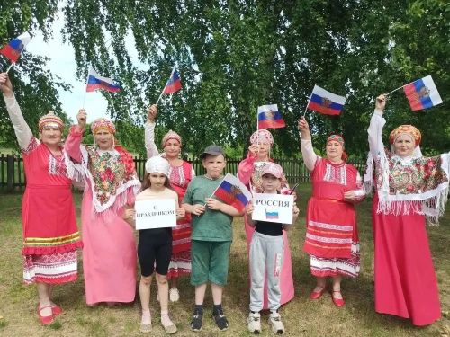 «С праздником, Россия!»: патриотический флешмоб объединил жителей Вишневой Поляны