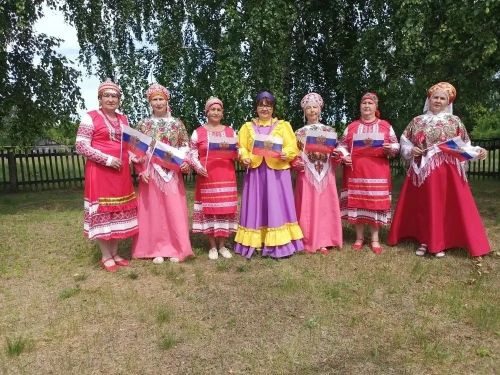 «С праздником, Россия!»: патриотический флешмоб объединил жителей Вишневой Поляны