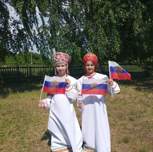 «С праздником, Россия!»: патриотический флешмоб объединил жителей Вишневой Поляны