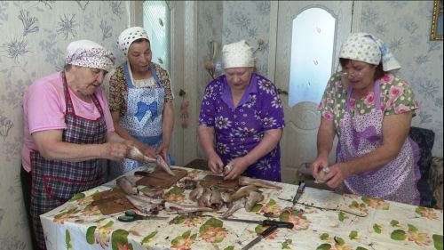 «Молодежка» Нурлата: женщины-волонтеры заготавливают продукты для переработки