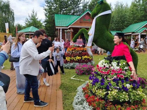 Рустам Минниханов посетил нурлатское подворье на республиканском Сабантуе в Казани