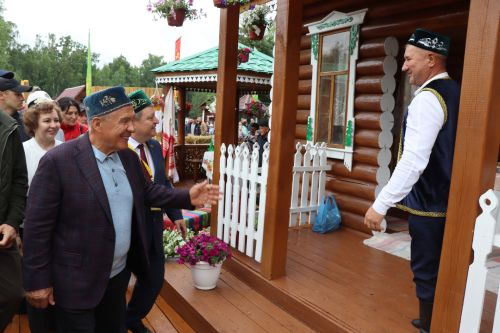 Рустам Минниханов посетил нурлатское подворье на республиканском Сабантуе в Казани