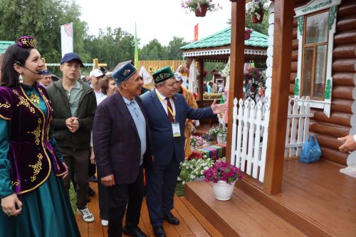 Рустам Минниханов посетил нурлатское подворье на республиканском Сабантуе в Казани