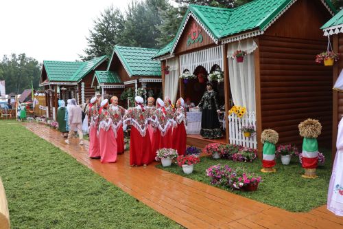 Рустам Минниханов посетил нурлатское подворье на республиканском Сабантуе в Казани