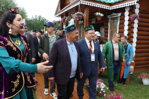 Рустам Минниханов посетил нурлатское подворье на республиканском Сабантуе в Казани