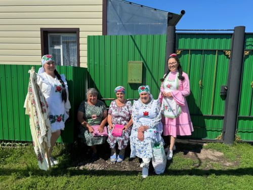 С песнями по дворам: в Бурметьеве собрали подарки для Сабантуя