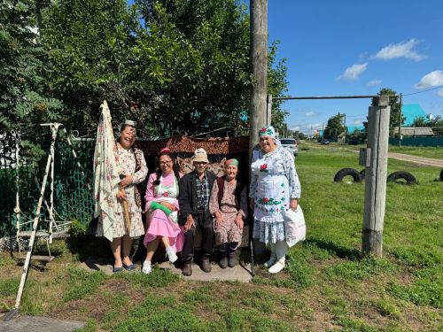 С песнями по дворам: в Бурметьеве собрали подарки для Сабантуя