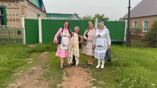 С песнями по дворам: в Бурметьеве собрали подарки для Сабантуя