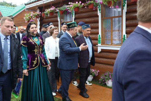 Рустам Минниханов посетил нурлатское подворье на республиканском Сабантуе в Казани