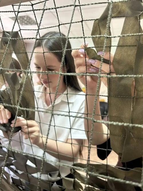 Активисты «Движения Первых» и проживающие дома-интерната сплели маскировочные сети для бойцов СВО