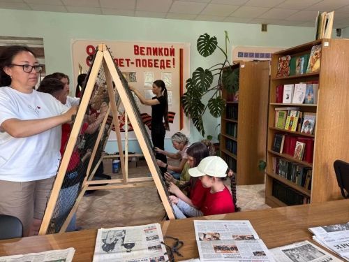 Активисты «Движения Первых» и проживающие дома-интерната сплели маскировочные сети для бойцов СВО