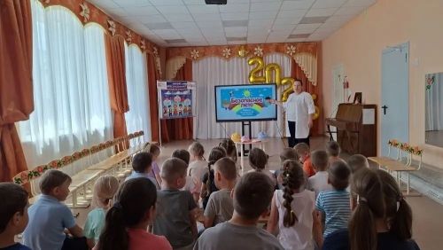 В гостях у «Солнышка»: медсестра научила дошколят летним правилам здоровья