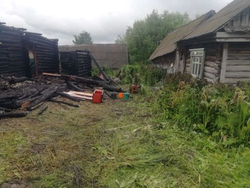 Выход был отрезан огнем: в Татарстане из пожара эвакуировали двух человек