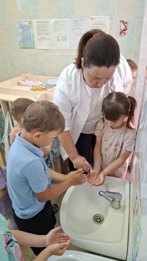 В гостях у «Солнышка»: медсестра научила дошколят летним правилам здоровья