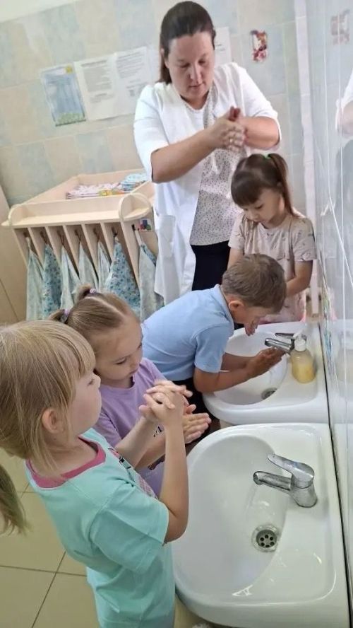 В гостях у «Солнышка»: медсестра научила дошколят летним правилам здоровья
