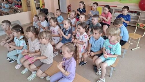 В гостях у «Солнышка»: медсестра научила дошколят летним правилам здоровья