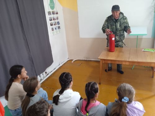 Безопасное лето: школьников Кульбаево-Марасы научили тушить огонь
