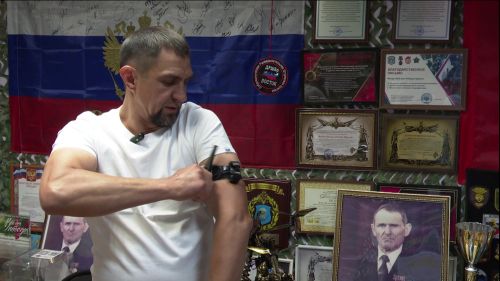 Волонтеры фонда «Все для Победы Нурлат» делают жгуты-турникеты и контейнеры с обезболивающим