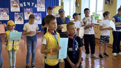 В лагере «Мечта» Старых Челнов прошла акция «Стань заметнее»: флешмоб, ПДД и плакаты от ЮИД