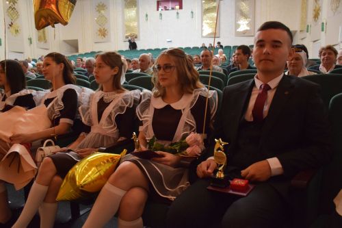 Созвездие медалистов: в Нурлате чествовали лучших выпускников района