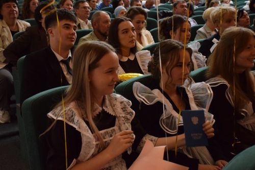 Созвездие медалистов: в Нурлате чествовали лучших выпускников района