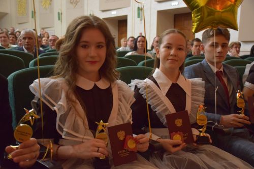 Созвездие медалистов: в Нурлате чествовали лучших выпускников района
