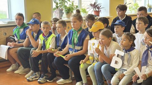 В лагере «Мечта» Старых Челнов прошла акция «Стань заметнее»: флешмоб, ПДД и плакаты от ЮИД