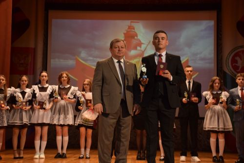 Созвездие медалистов: в Нурлате чествовали лучших выпускников района