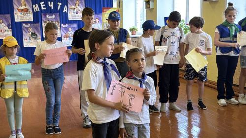 В лагере «Мечта» Старых Челнов прошла акция «Стань заметнее»: флешмоб, ПДД и плакаты от ЮИД