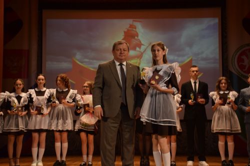 Созвездие медалистов: в Нурлате чествовали лучших выпускников района