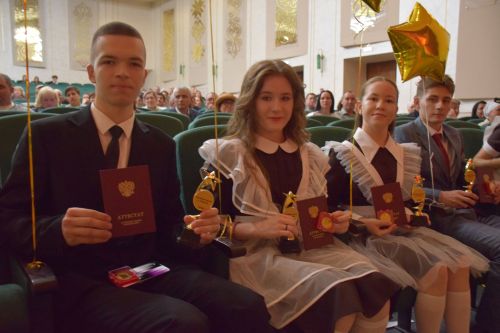 Созвездие медалистов: в Нурлате чествовали лучших выпускников района