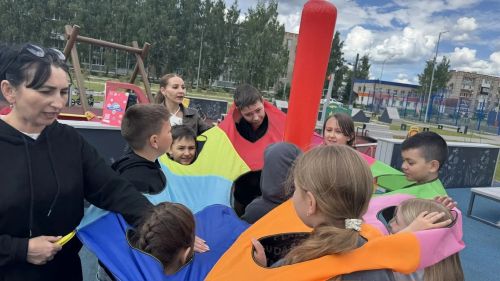 Игры, смех и сладкие призы: как «Грани» зарядили сквер «Нефтяник»