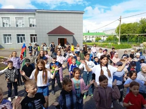 «Будь здоровым! Танцуй!»: нурлатские школьники зажгли на республиканском флешмобе