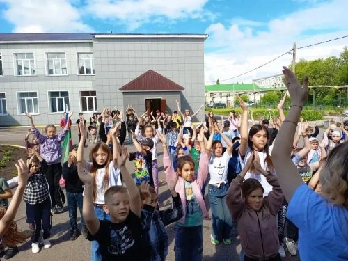 «Будь здоровым! Танцуй!»: нурлатские школьники зажгли на республиканском флешмобе