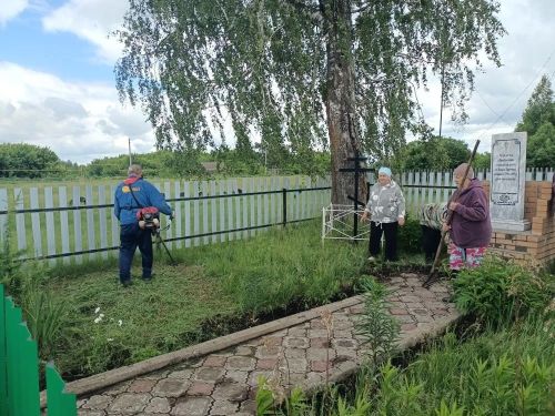 Жители Вишневой Поляны провели субботник на историческом месте