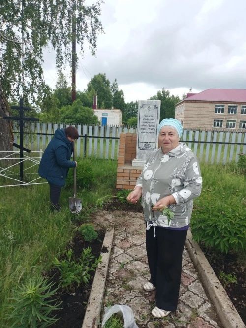 Жители Вишневой Поляны провели субботник на историческом месте