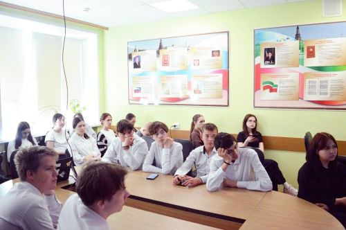 «Палитра слов»: студентам Нурлата раскрыли секреты русского языка