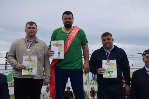 В Нурлате Алмаз Мустафин впервые стал абсолютным батыром Сабантуя