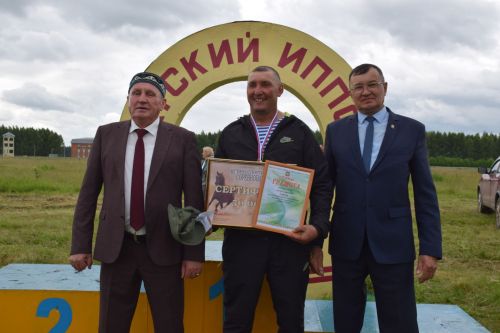 Главный приз главы на Сабантуе Нурлата завоевал Липтон из «Нурлат-Агро»