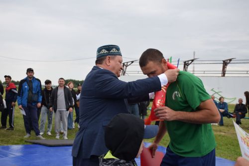 В Нурлате Алмаз Мустафин впервые стал абсолютным батыром Сабантуя